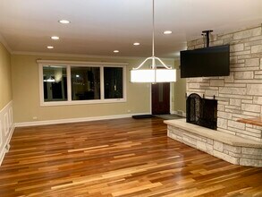 11 Woodridge Dr in Oak Brook, IL - Building Photo - Building Photo