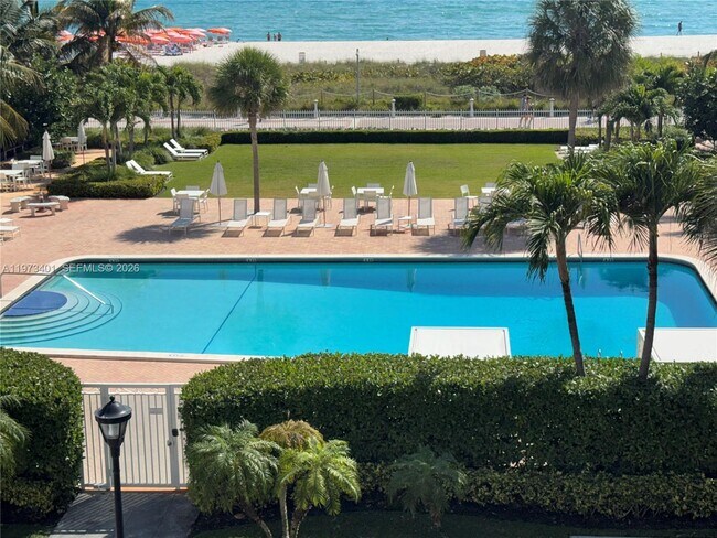 2457 Collins Ave, Unit 405 in Miami Beach, FL - Building Photo - Building Photo