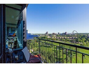 215 10th Ave S in Minneapolis, MN - Foto de edificio - Building Photo
