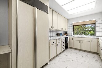 8642 Gregory Way in Los Angeles, CA - Building Photo - Building Photo