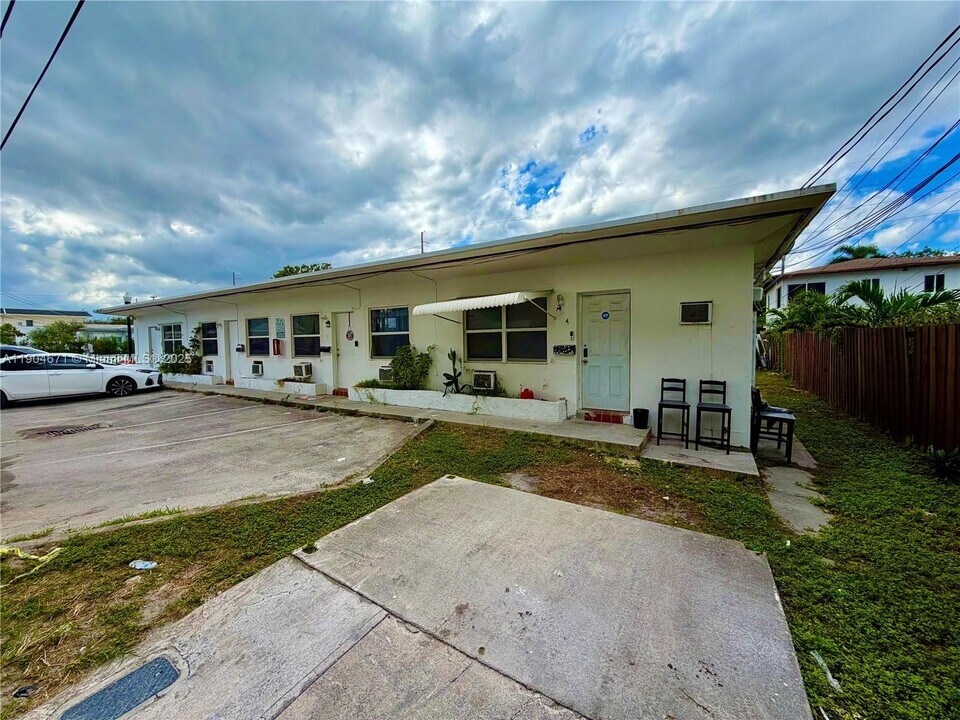 2041 Jackson St in Hollywood, FL - Building Photo