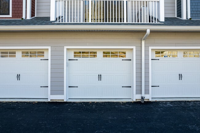 The Laurel at 401 Albany Turnpike in Canton, CT - Building Photo - Building Photo