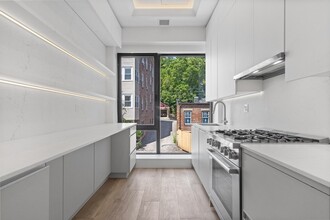 1572 Beacon St, Unit 101 in Brookline, MA - Foto de edificio - Building Photo