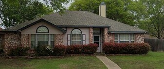 905 Carmela Dr in Desoto, TX - Building Photo