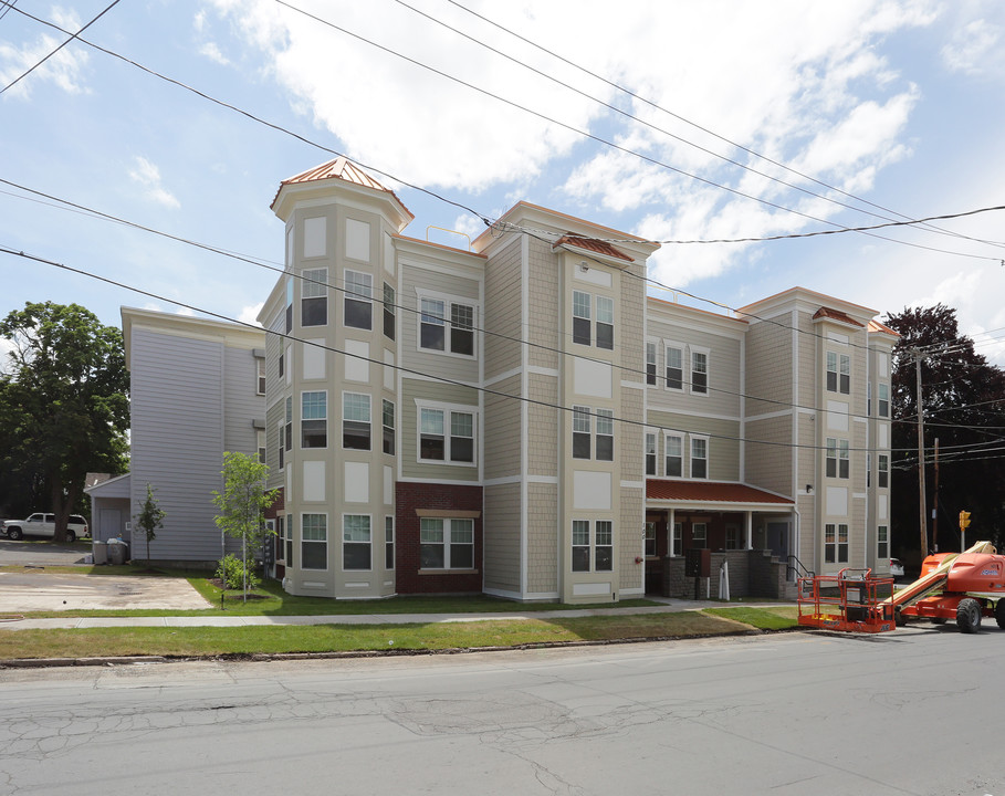 100 Hobart St in Utica, NY - Building Photo