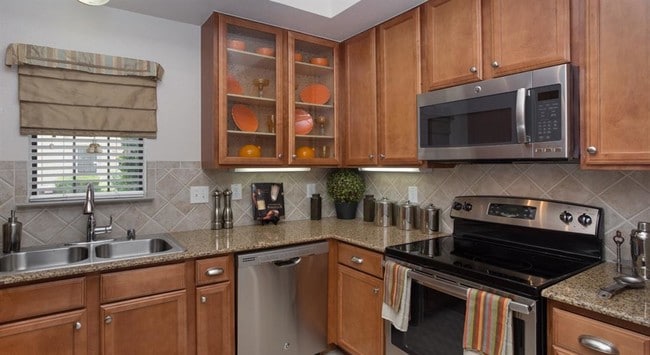Estancia Townhomes in Dallas, TX - Foto de edificio - Building Photo