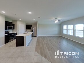 10382 Fort Belknap Trail in Crowley, TX - Foto de edificio - Building Photo