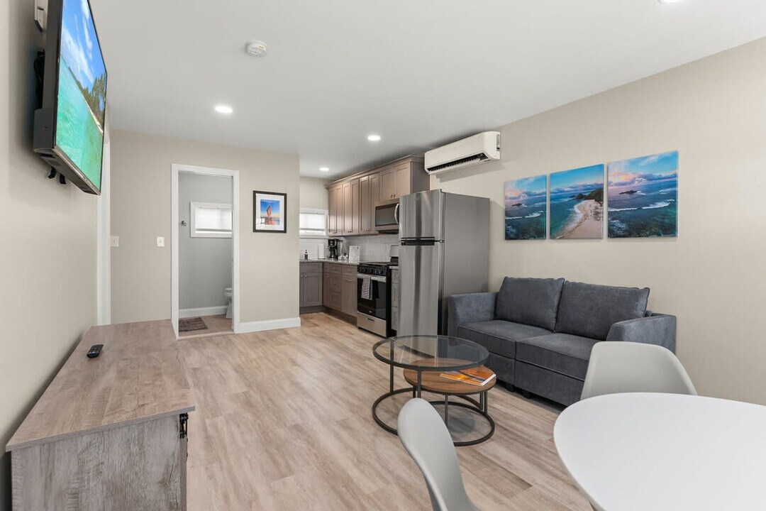 8 N St in Hampton, NH - Building Photo