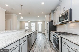 20763 Heron Landing Dr in Sterling, VA - Building Photo - Building Photo
