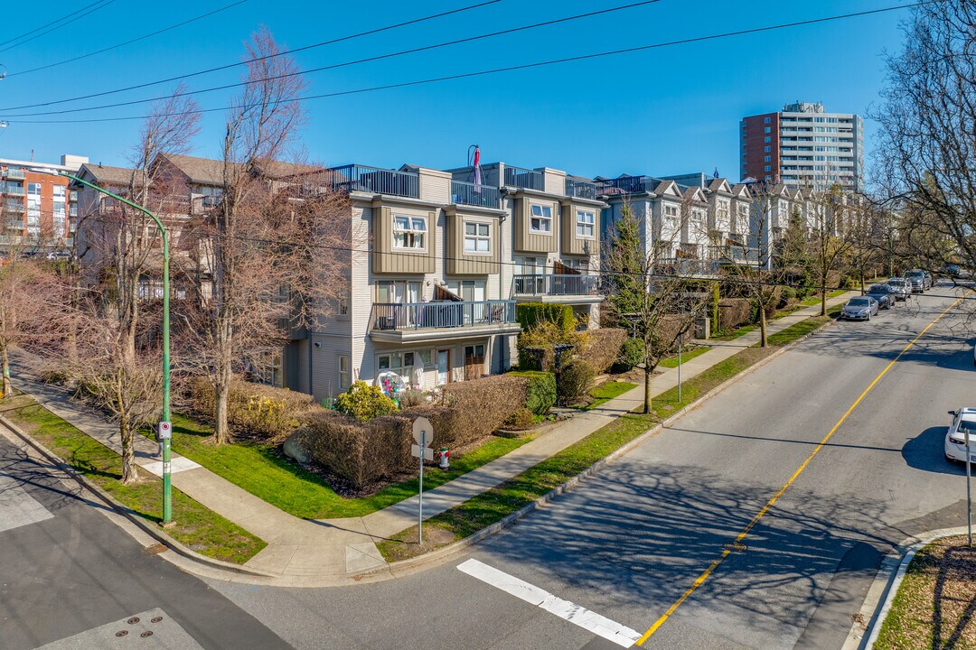 3855 Pender St in Burnaby, BC - Building Photo