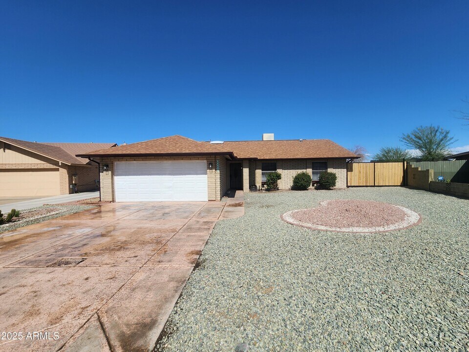 11512 W Kansas Ave in Youngtown, AZ - Building Photo