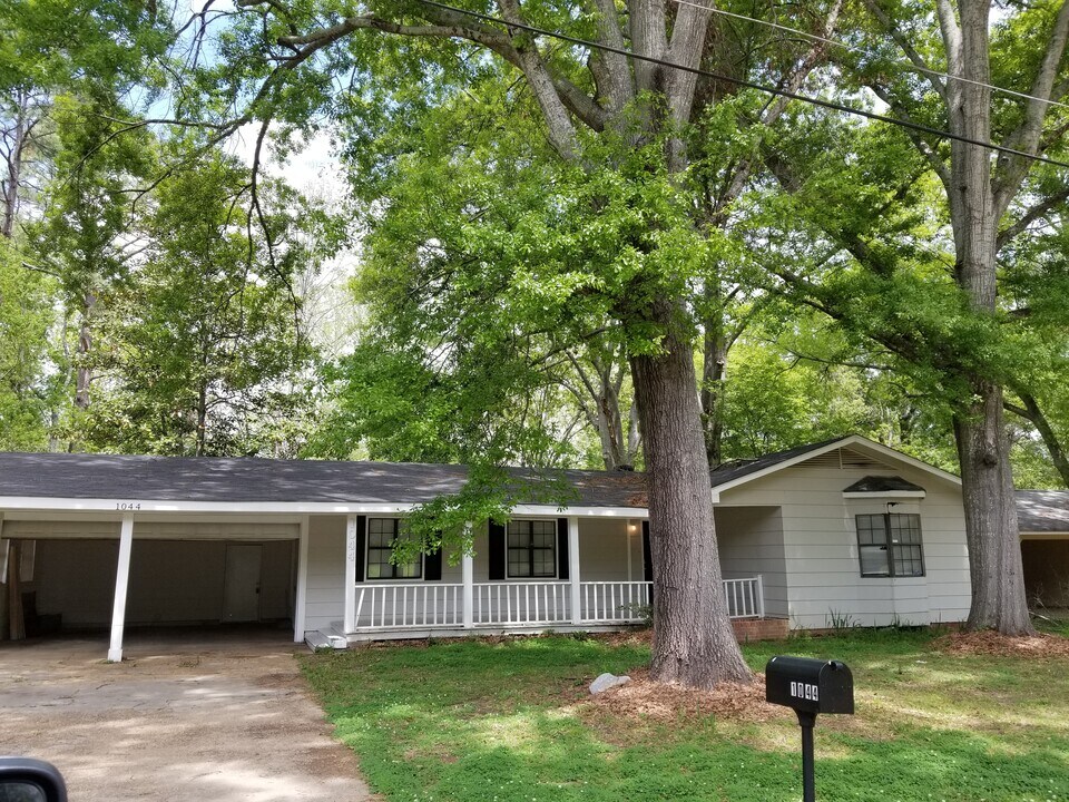 1044 Brookley St in Jackson, MS - Building Photo