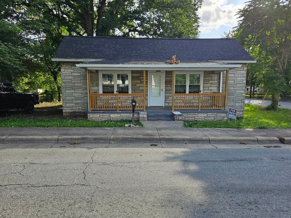 203 S Fieldcrest Rd in Eden, NC - Building Photo