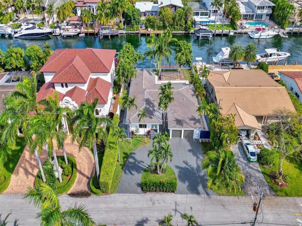 1945 NE 119th Rd in North Miami, FL - Building Photo