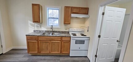 11 Grand St, Unit 3 in Claremont, NH - Foto de edificio - Building Photo