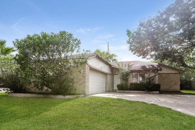 1911 Fernspray Ln in Houston, TX - Building Photo - Building Photo