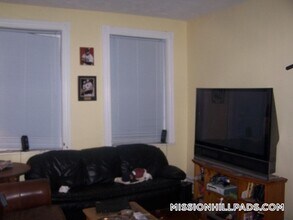 71 S Huntington Ave in Boston, MA - Foto de edificio - Building Photo