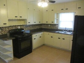 2059 Honeysuckle Ln SW in Atlanta, GA - Building Photo