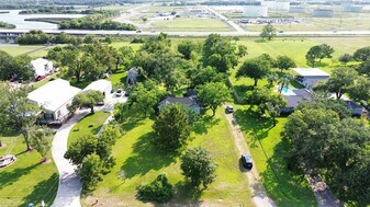 19506 Old Galveston Rd in Webster, TX - Building Photo