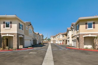 917 W Lincoln Ave in Escondido, CA - Foto de edificio - Building Photo