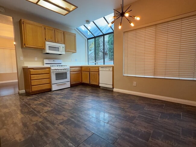 564 Brittany Dr in Corona, CA - Building Photo - Building Photo