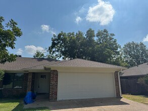 1211 Hyde Park Blvd in Cleburne, TX - Foto de edificio - Building Photo