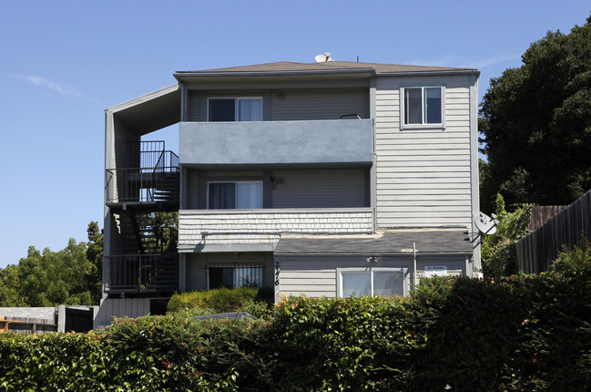 Laurel Foothill Apartments in Oakland, CA - Building Photo - Building Photo