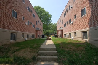 Larchmont Terrace in Broomall, PA - Foto de edificio - Building Photo