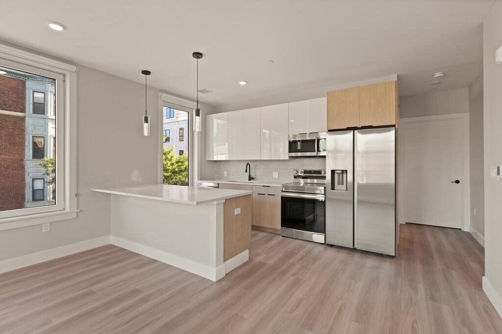 211 Green St, Unit 211 in Boston, MA - Building Photo