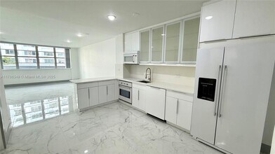 999 Brickell Bay Dr, Unit 306 in Miami, FL - Building Photo - Building Photo