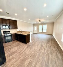 32 Woodland Hills Dr in Conroe, TX - Building Photo - Building Photo