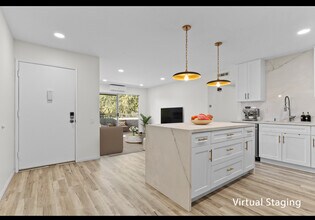 21921 Rimhurst Dr, Unit F in Lake Forest, CA - Foto de edificio - Building Photo