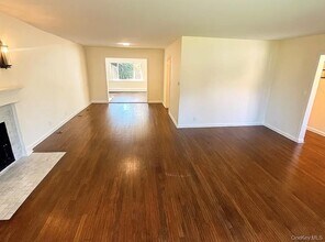 106 New Wilmot Rd in Scarsdale, NY - Building Photo - Building Photo