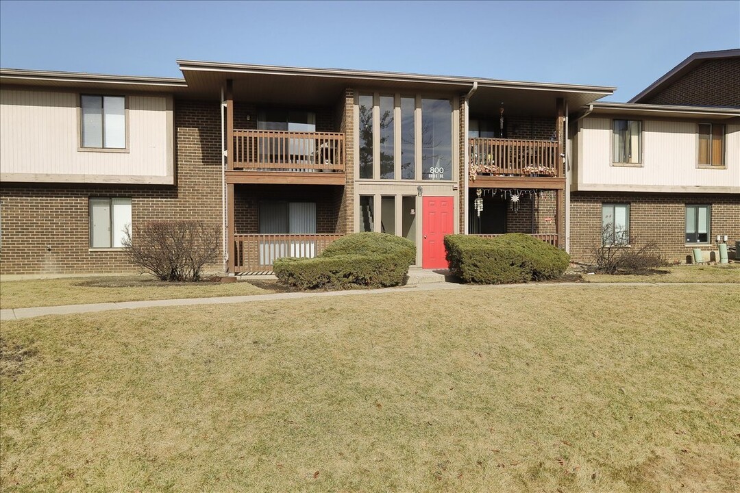 800 Brook Dr, Unit 800-2 in Streamwood, IL - Building Photo