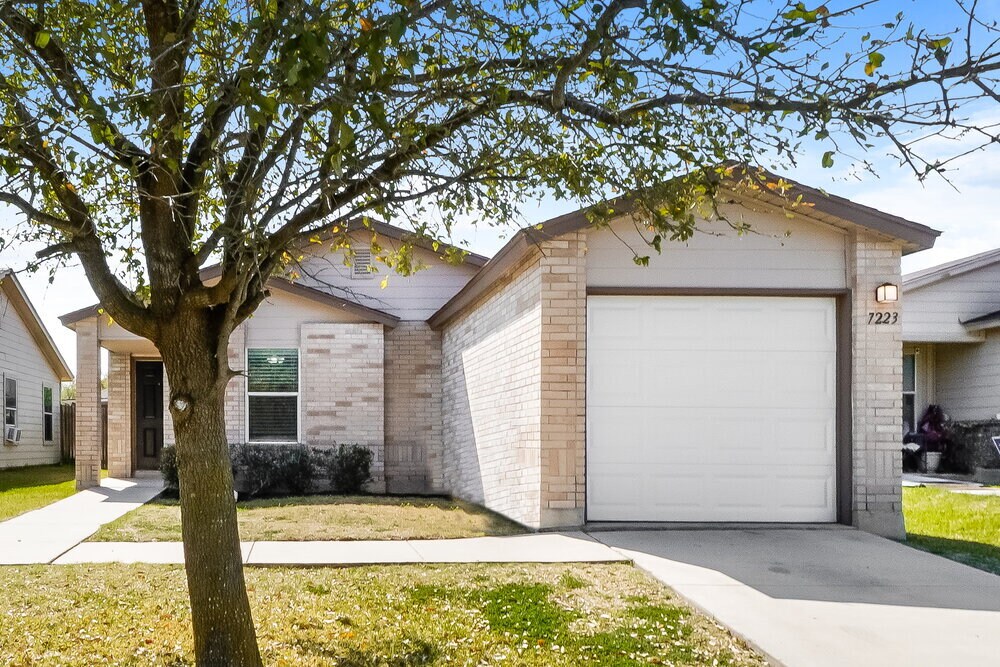 7223 Archers Coach in San Antonio, TX - Building Photo