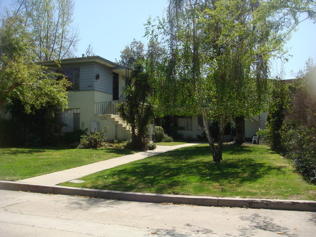 11230 Hortense St in North Hollywood, CA - Foto de edificio - Building Photo