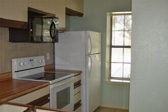800 W Collins St in Denton, TX - Building Photo - Building Photo