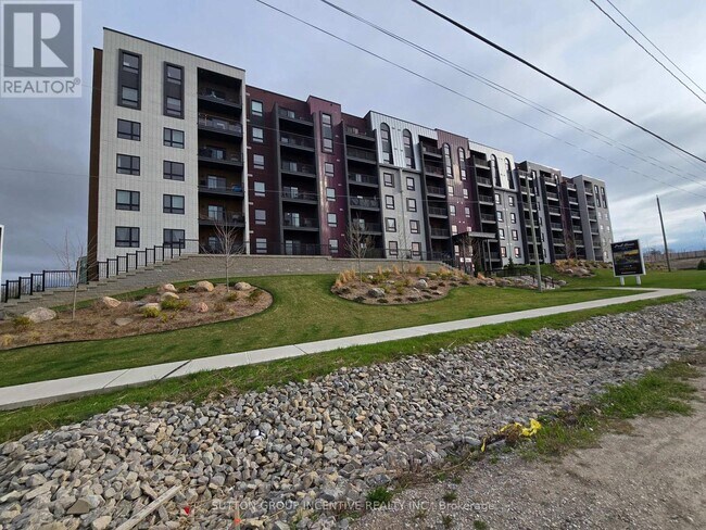 4-104 Spice Wy in Barrie, ON - Building Photo - Building Photo