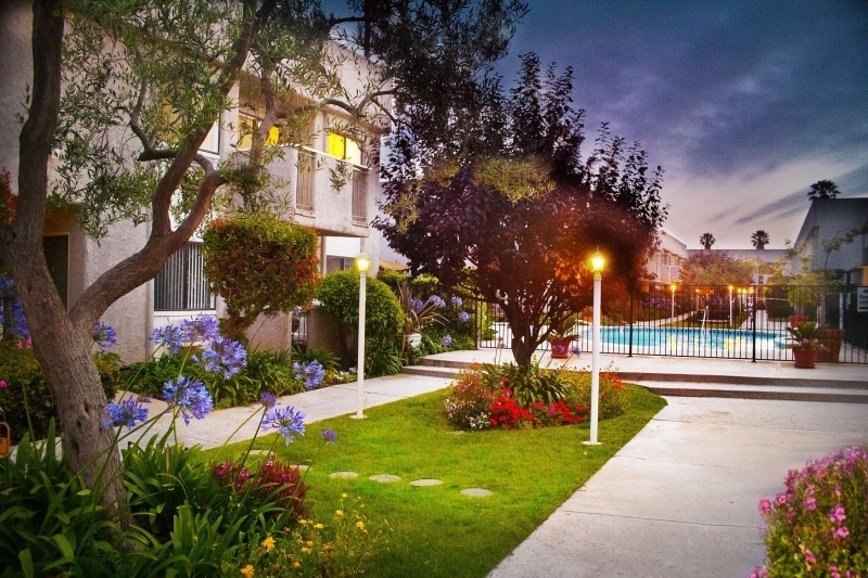 Newport Villa Apartments in Newport Beach, CA - Foto de edificio
