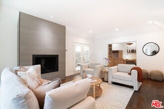 8155 Willow Glen Rd in Los Angeles, CA - Foto de edificio - Building Photo