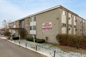 Veridian Group LLC, DBA Woodland Arms Apartments in Detroit, MI - Building Photo - Building Photo