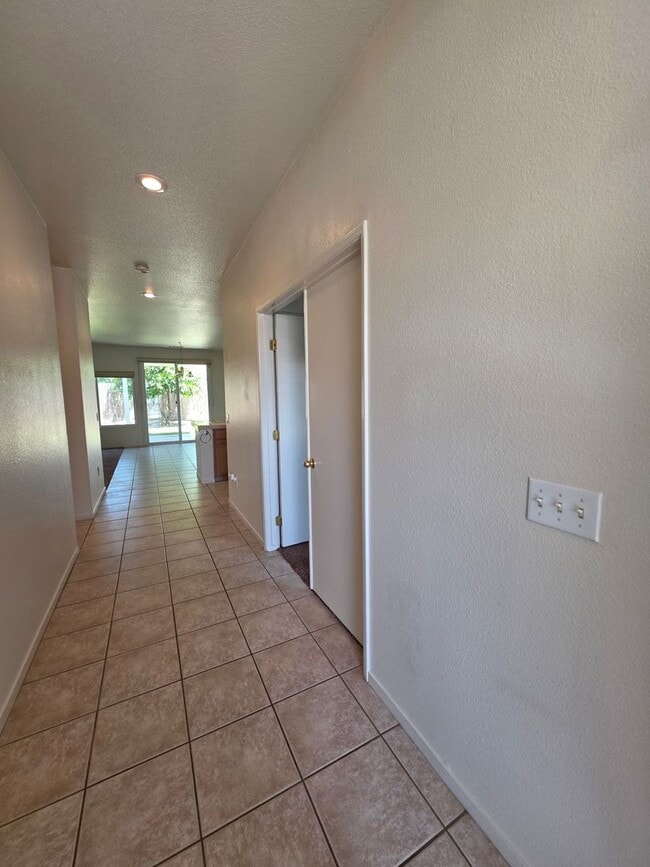 944 W Russell Ave in Visalia, CA - Building Photo - Building Photo