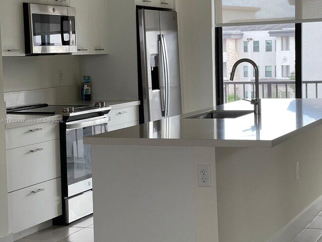 7915 NW 104th Ave in Doral, FL - Building Photo - Building Photo