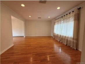 748 Leslie Ln in East Meadow, NY - Building Photo - Building Photo