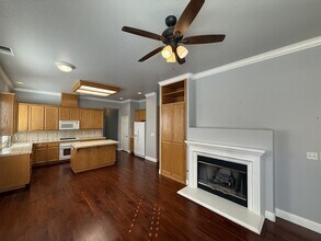 1893 Autumn Hill Ln in Chico, CA - Foto de edificio - Building Photo