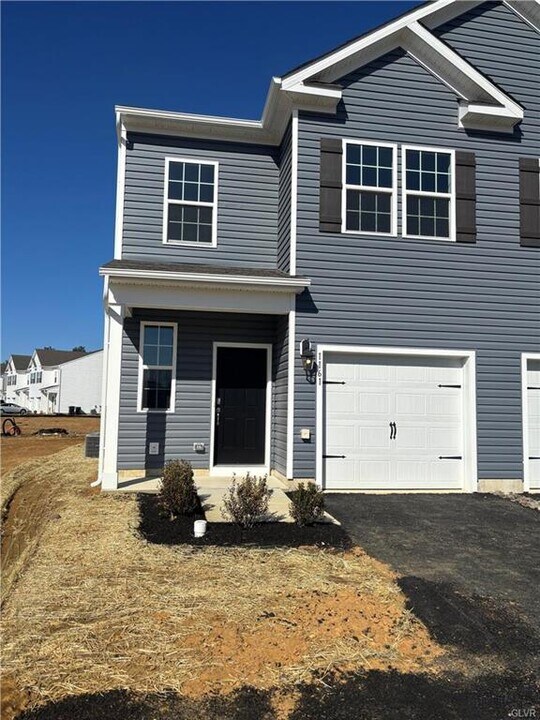 1161 Susan Cir in Breinigsville, PA - Building Photo