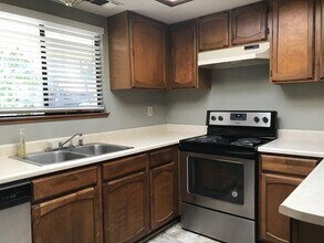 881 Oakmont Dr in Redding, CA - Building Photo - Building Photo