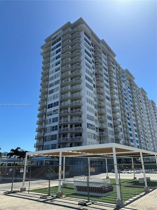 18021 Biscayne Blvd in Aventura, FL - Building Photo