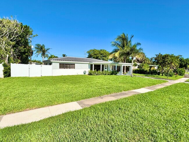 2201 NE 5th Ave in Boca Raton, FL - Building Photo - Building Photo