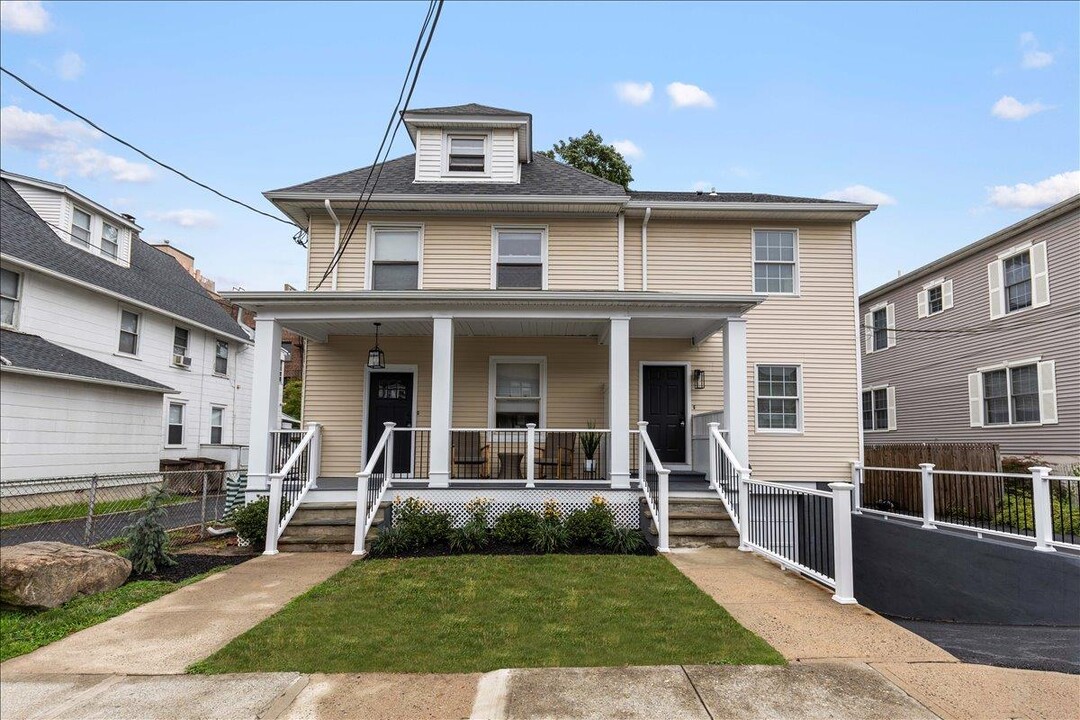 19 Maple Ave in Harrison, NY - Building Photo